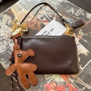 🧸🌼🤎VTG COACH Skinny Leather Wristlet with Bear Charm🤎🌼🧸